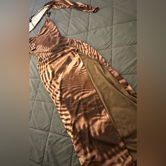 Elegant Brown Patterned High Slit Dress With Shawl - Picture 3 of 10